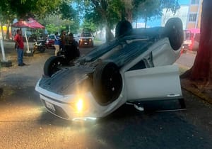 ¡CONDUCTOR VOLCÓ CALLES DEL FRACCIONAMIENTO FLORESTA!