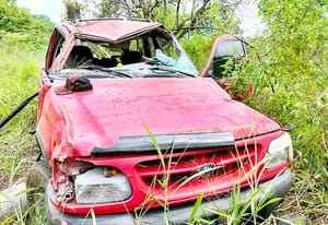 ¡CAMIONETA SALE VOLANDO DE LA CARRETERA Y QUEDÓ DESTROZADA!