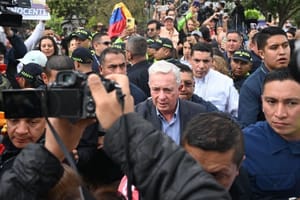 ¡EL EX PRESIDENTE ÁLVARO URIBE RINDE HOMENAJE A PRECANDIDATO ASESINADO!