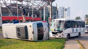 ¡TRANCAZO: 7 HERIDOS! - CAMIÓN DE PASAJE SE IMPACTÓ CONTRA UNA VAN FRENTE AL HOTEL MOCAMBO