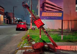 ¡CONDUCTORA PESTAÑEA Y SE IMPACTA CONTRA POSTE DE MADERA!