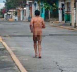 ¡GRABAN A ENCUERADO CAMINANDO POR LA CALLE!