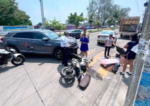 ¡MOTOCICLISTA LESIONADO AL IMPACTARSE CONTRA CAMIONETÓN!