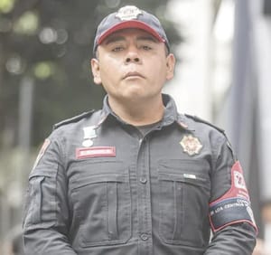 ¡EN 2015 DEVOLVIÓ 42 MIL PESOS, AHORA AYUDÓ A ABUELITA TRAS EXPLOSIÓN EN PUENTE LA CONCORDIA!