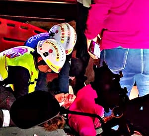 ¡TRABAJADORA DE COMPARTAMOS ARROLLADA POR TAXI!