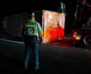 ¡CONTENEDOR VACÍO SE DESPRENDIÓ DE TRÁILER!