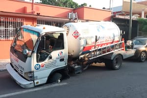 ¡PIPA ATRAPADA EN SOCAVÓN!