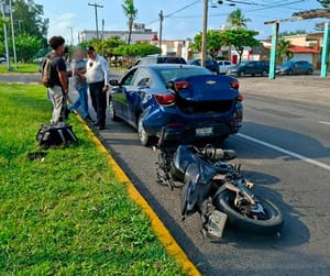 ¡REPARTIDOR DE COMIDA SE IMPACTÓ CONTRA UN AUTOMÓVIL EN LOS PINOS!