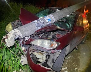 ¡CONDUCTOR ARRANCÓ POSTE Y ABANDONÓ SU AUTOMÓVIL!