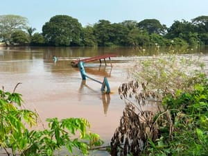 ¡SE HUNDIÓ PANGA POR CRECIDA DEL RÍO COATZACOALCOS! - FAMILIAS Y COMERCIANTES DE  AHUATEPEC Y BUENA VISTA QUEDARON VARADOS
