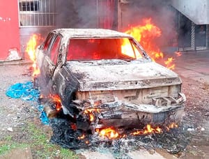 ¡POR CORTO CIRCUITO SE ACHICHARRÓ AUTOMÓVIL!
