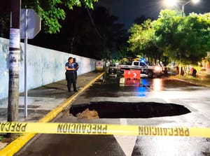 ¡SOCAVÓN CASI SE TRAGA UN AUTO EN COSTA VERDE!