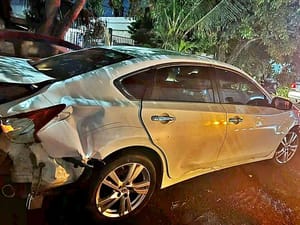 ¡CONDUCTORA PROVOCA DESTROZOS EN VIVIENDAS Y DERRIBÓ UNA MOTO!