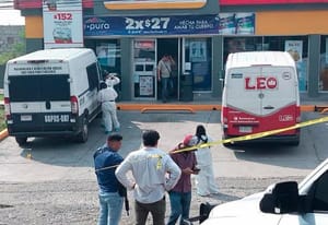 ¡BALEAN A CUSTODIO DEL CERESO DE TUXPAN! | - DOS HOMBRES LE DISPARARON EN EL ESTACIONAMIENTO DEL OXXO