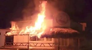 ¡QUEMAN RESTAURANTE CON BOMBAS MOLOTOV! - NO DESCARTAN QUE PUEDA ESTAR VINCULADO AL COBRO DE PISO