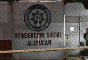 ¡REQUISA EN EL PENAL DE ACAYUCAN! - FUERZA FEDERALES Y ESTATALES LES REVISARON HASTA LOS CHONES A LOS REOS