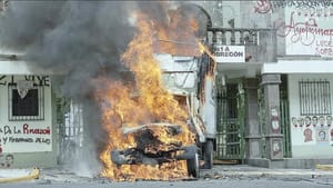 ¡TIRAN PUERTA DEL CAMPO MILITAR Y QUEMAN CAMIÓN! - NORMALISTAS DE AYOTZINAPA