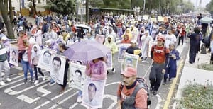 ¡EXIGEN PADRES DE LOS 43 A CSP NO ENCUBRIR A LA MARINA!