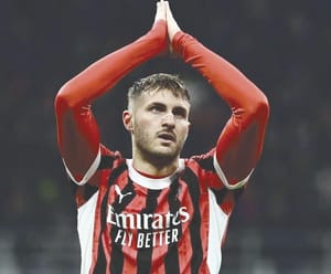 ¡SANTIAGO GIMÉNEZ SE QUEDA EN EL AC MILÁN, NO VA A ROMA!