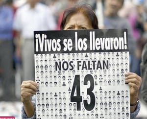 ¡PADRES DE LOS 43 SALEN “DECEPCIONADOS” DE REUNIÓN CON SHEINBAUM!