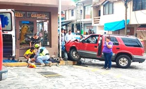 ¡CAMIONETA SIN FRENOS ARROLLÓ A 7 PERSONAS EN COSCOMATEPEC!