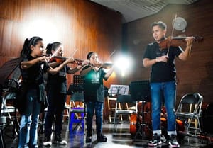 ¡CLAUDIA PIDEN QUE PASEN LOS VIOLINES! - PERO SIGUEN ATORADOS EN LA ADUANA