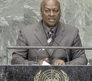 ¡DEMANDA QUE EU RETUVO A MIGRANTES CON CAMISAS DE FUERZA DURANTE 16 HORAS EN UN VUELO A GHANA!