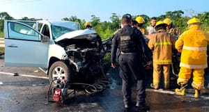 ¡MÉDICO PRENSADO EN DRAMÁTICO CHOQUE EN LAS CHOAPAS! - UN TRACTOCAMIÓN LO IMPACTÓ CASI DE FRENTE
