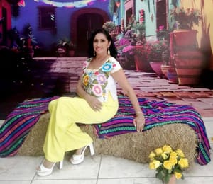 MYRNA GARCÍA FESTEJANDO...