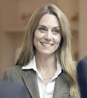 ¡SORPRENDE KATE MIDDLETON CON ELEGANTE Y RADIANTE LOOK RUBIO!