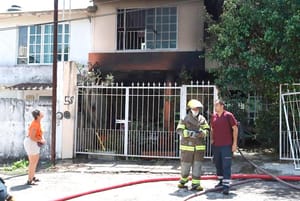 ¡SE INCENDIA CASA DONDE VIVÍAN 4 PERROS Y 16 GATOS!