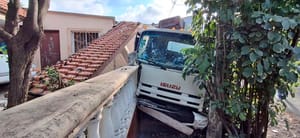 ¡LE FALLARON LOS FRENOS Y CHOCÓ CONTRA CASA!