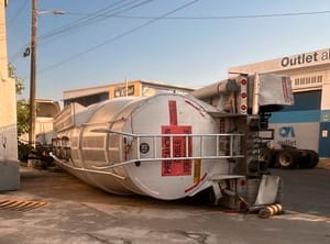 ¡SE ABRE SOCAVÓN Y SE VOLTEA REMOLQUE CISTERNA!