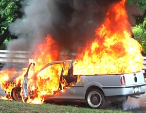 ¡SE ACHICHARRÓ CAMIONETA EN DISTRIBUIDOR VIAL J.B. LOBOS!