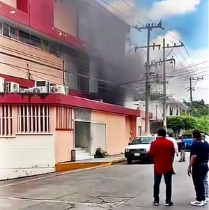 ¡SE CHAMUSCA ÁREA DE CÓMPUTO DEL PALACIO ADMINISTRATIVO DE POZA RICA!