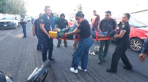 ¡TAXI EMBISTIÓ MOTOCICLISTA EN LAS BAJADAS!