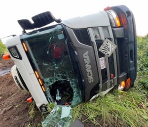 ¡TRÁILER VOLCÓ CERCA DE LA CENTRAL DE LAGUNA VERDE!