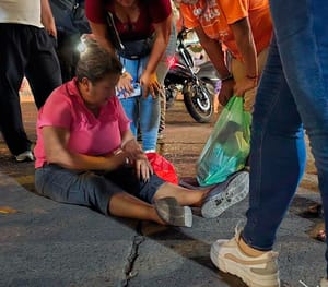 ¡CHAYITO SE TROPIEZA Y CASI LA ARROLLA CAMIÓN DE PASAJE!