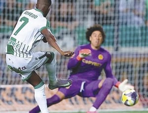 ¡GOLEAN A OCHOA EN SU DEBUT CON EL AEL LIMASSOL DE CHIPRE!