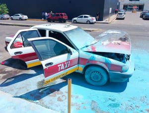 ¡SE CHAMUSCÓ TAXI POR UN ‘CORTO’!