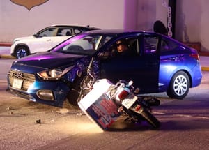 ¡JOVEN MOTOCICLISTA HERIDO EN ENCONTRONAZO EN EL BULEVAR!