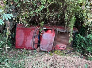 ¡SALIÓ “VOLANDO” DE LA CARRETERA Y TERMINÓ VOLCADO!