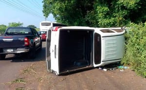 ¡TRÁILER LE DA UN ARRIMÓN Y DEJA VOLCADA CAMIONETA!