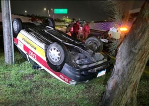 ¡VOLCÓ TAXI EN LA CURVA!