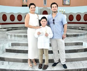 JOSÉ ENRIQUE REALIZA SU PRIMERA COMUNIÓN