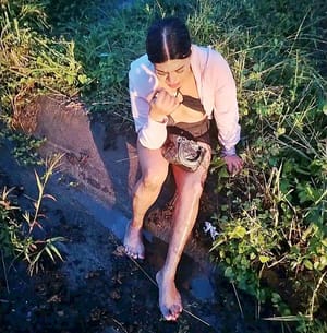 ¡DERRAPA JOVENCITA AL REGRESAR DE LA CHAMBA!