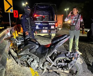 ¡DERRAPAN Y SE IMPACTAN CONTRA PLACA METÁLICA!