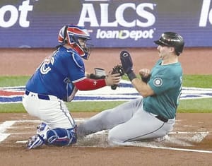 ¡ESTÁ ALEJANDRO KIRK NOMINADO AL GUANTE DE ORO!