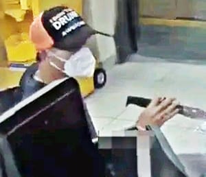 ¡MALANDRO AGRESIVO ASALTA CON MACHETE!