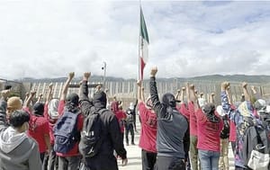 ¡EXIGEN PLAZAS NORMALISTAS DE AYOTZINAPA!